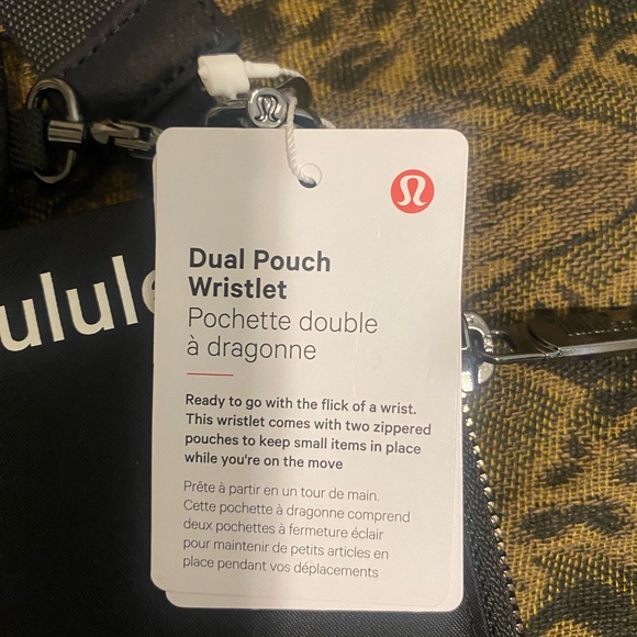 LULULEMON DUAL POUCH WRISTLET IN BLACK - Picture 9 of 10